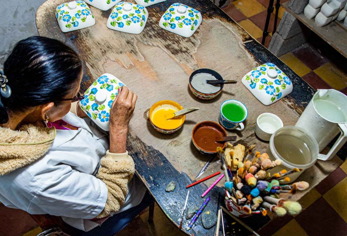 Blog-1-sello-carmelitano-ceramica-de-el-carmen-de-viboral ceramica-artesanal-Una tradición que vive entre pinceles